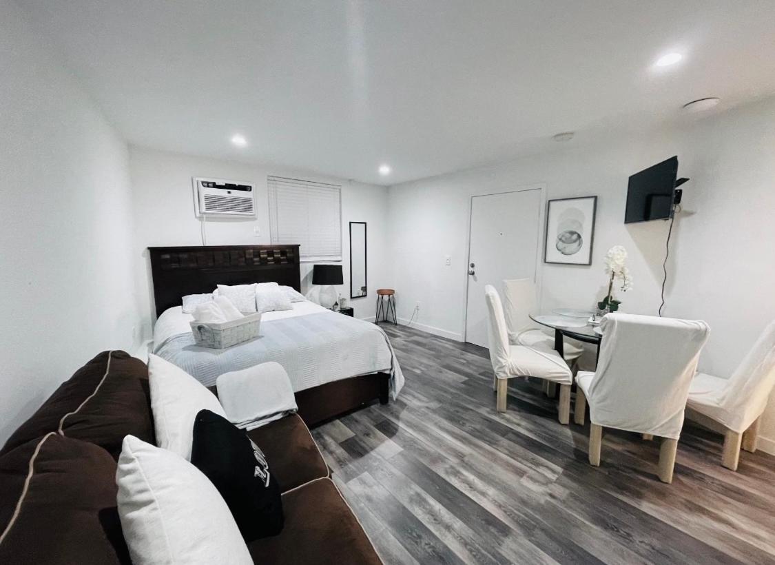 Lovely Sherman Oaks Studio Los Angeles Exterior photo